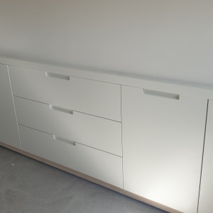 ארונות מטבח לבנים עם ידיות מתכת