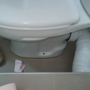 אסלה עם צינור פלסטיק גמיש מחובר