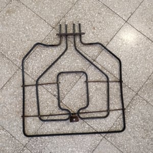 גוף החימום העליון התקול.  אפשר לראות את הפיצוץ בחלק השמאלי העליון (העיוות)