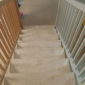 מדרגות עם פחית צבע וכלי עבודה על הרצפה