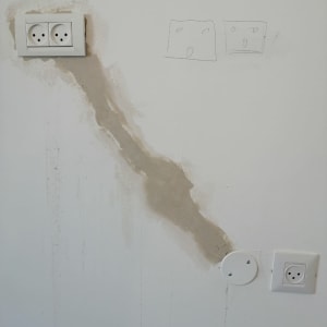 שקעי חשמל על קיר עם תיקון טיח