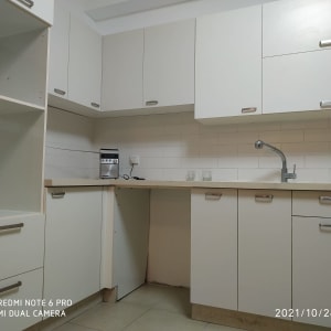 ארונות מטבח לבנים עם ידיות מתכת