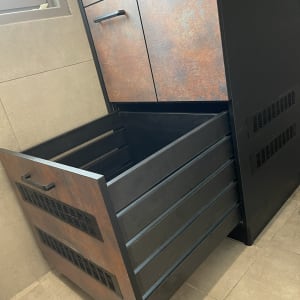 ארון עץ עם מגירה פתוחה וידיות מתכת