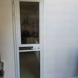 דלת אלומיניום עם זכוכית שקופה