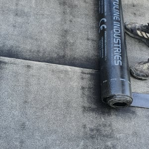 רול ביטומן על גג עם מבער לאיטום