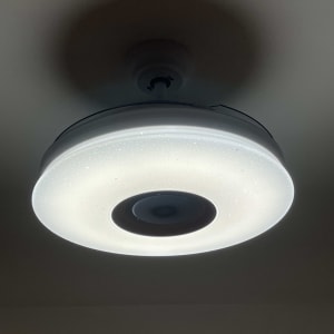 מנורת תקרה עגולה עם תאורה לבנה