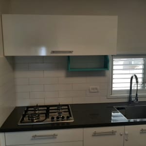 כיריים גז, כיור וברז במטבח מודרני