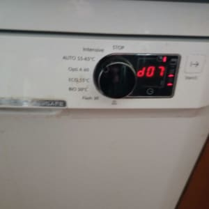 תצוגת מדיח כלים עם כפתור ותצוגה דיגיטלית