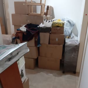 קופסאות קרטון ופריטים לאריזה בחדר קטן
