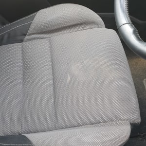 מושב רכב עם כתם קטן על הבד
