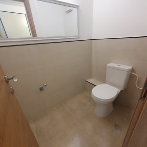 שירותים נקיים עם רצפה וקירות בהירים