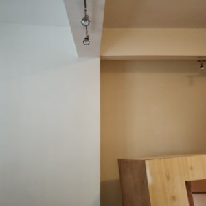 קיר צבוע בלבן עם תאורה עליונה