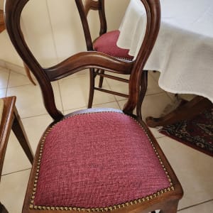 כיסא עץ עם ריפוד בד אדום ומסמרים דקורטיביים