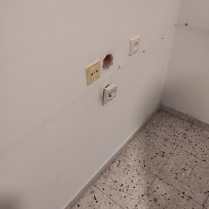 שקעי חשמל בקיר עם חור פתוח