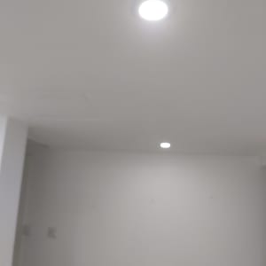 תקרה עם תאורה שקועה בגבס