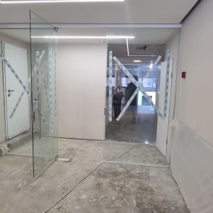 דלתות זכוכית עם סרטי סימון כחולים