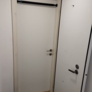 דלת לבנה עם ידית ובר עמידה שחור