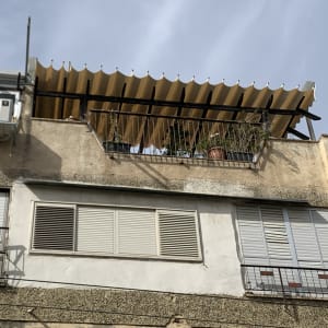 סוכך גלי בצבע בז