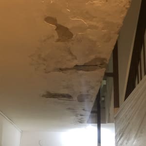 תקרה מתקלפת עם סימני רטיבות ושברים