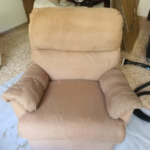 כורסה חומה עם מכונת ניקוי שטיחים וכבל