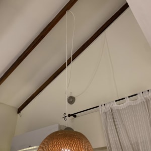 מנורת תקרה תלויה עם חוט חשמל גלוי