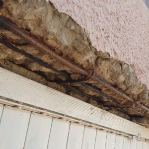 בטון מתפורר עם ברזלי זיון חשופים