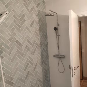 מקלחת עם אריחים חדשים ודוש מותקן