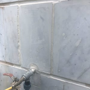 ברז מים מחובר לקיר עם צינור פלסטיק