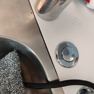 כיור נירוסטה עם ברז וכפתור כרום