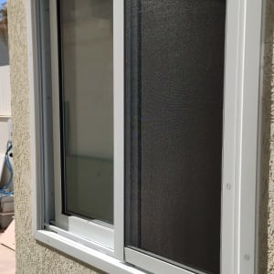 חלון אלומיניום עם מסגרת לבנה