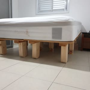 מיטה על בסיס עץ עם רגליים מעץ טבעי