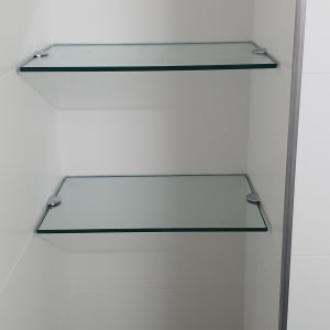 שתי מדפי זכוכית מותקנים על קיר לבן