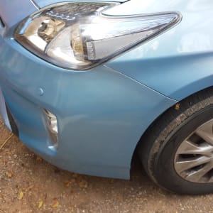 חזית רכב כחול עם פנס וגלגל קדמי