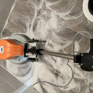 מכונת קרצוף על רצפה עם סבון וקצף