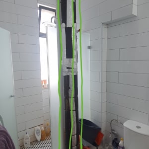 עמוד גבס עטוף בנייר כסף בחדר אמבטיה