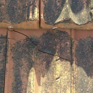רעפים שבורים עם סדקים על גג