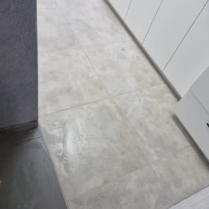 רצפת אריחים חדשה במטבח לאחר שיפוץ