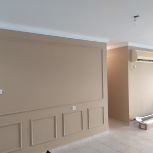 קיר צבוע בצבע בז