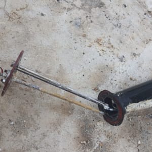 חלקי דוד שמש על רצפה מלוכלכת