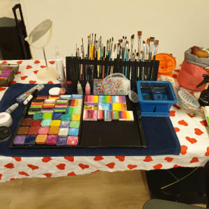 ערכת איפור צבעונית על שולחן עם מפה לבבות