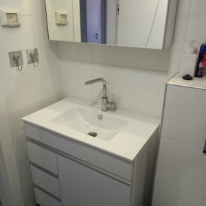 ארון אמבטיה לבן עם כיור וברז כרום