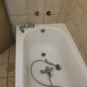 אמבטיה עם ברז ומקלחת יד