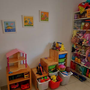 שלושה ציורים צבעוניים תלויים על הקיר