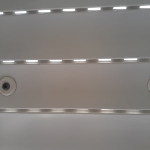 תקרה עם פתחי אוורור ונורות תאורה