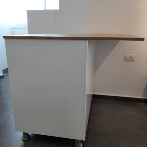 ארון מטבח לבן עם משטח עץ עליון