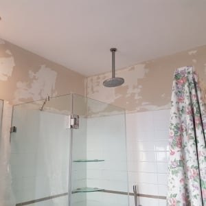 קירות מתקלפים בחדר אמבטיה לפני צביעה