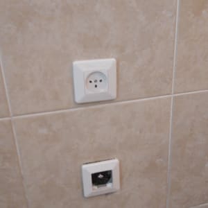 שקע חשמל על קיר אריחים, שקע נוסף פתוח