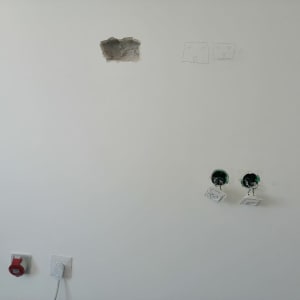 שקעי חשמל פתוחים על קיר לבן