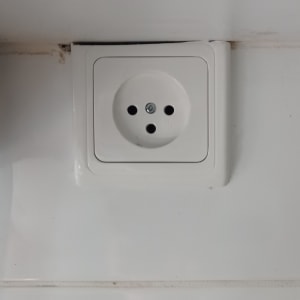 שקע חשמלי לבן מותקן על קיר