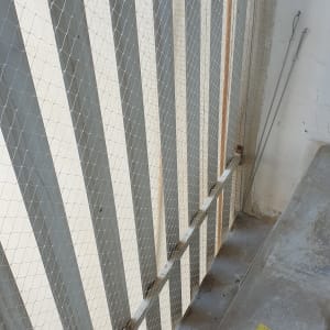 רשת מתכת מותקנת למניעת כניסת יונים במרפסת